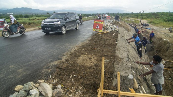 Jalan yang Hilang Akibat Likuifaksi Kini Berfungsi Kembali Sejumlah pengendara melintas di jalan yang baru dioperasionalkan di area bekas pencairan tanah atau likufaksi di Desa Jono Oge, Sigi, Sulawesi Tengah, Rabu (11/3/2023). Jalan sepanjang 900 meter yang hilang akibat bencana likuifaksi 2018 silam difungsikan kembali setelah dilakukan rekonstruksi oleh Kementerian PUPR. ANTARA FOTO/Basri Marzuki/rwa.