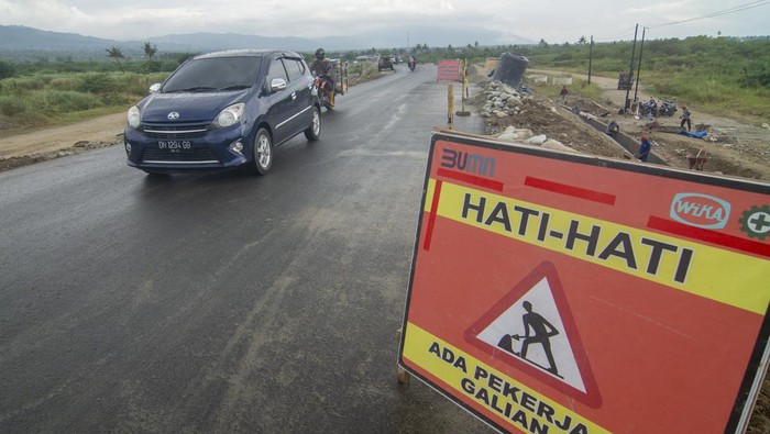 Sejumlah pengendara melintas di jalan yang baru dioperasionalkan di area bekas pencairan tanah atau likufaksi di Desa Jono Oge, Sigi, Sulawesi Tengah, Rabu (11/3/2023). Jalan sepanjang 900 meter yang hilang akibat bencana likuifaksi 2018 silam difungsikan kembali setelah dilakukan rekonstruksi oleh Kementerian PUPR. ANTARA FOTO/Basri Marzuki/rwa.