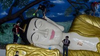 Patung yang dibuat sejak 2009 merupakan mahakarya seseorang bernama pak Andi, pembina dan pembuat Vihara Buddha Dharma & 8 Posat yang sudah sering membuat Patung Buddha Tidur di berbagai negara.  