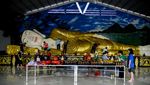 Jelang Imlek, Patung Buddha Tidur di Vihara Bogor Dibersihkan