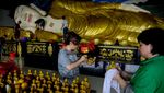Jelang Imlek, Patung Buddha Tidur di Vihara Bogor Dibersihkan