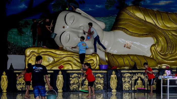 Devotees clean the statues of Buddha at a temple in Bogor, West Java, Indonesia on January 8, 2023, ahead of the Lunar New Year as Chinese communities around the world will welcome the Year of the Rabbit. (Photo by Adriana Adie/NurPhoto via Getty Images)