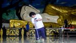 Jelang Imlek, Patung Buddha Tidur di Vihara Bogor Dibersihkan