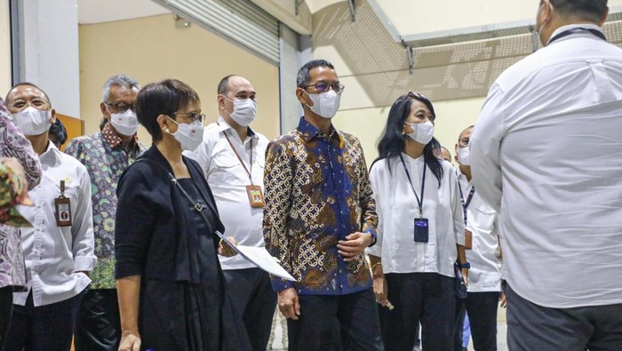 Penjabat (Pj) Gubernur DKI Jakarta Heru Budi Hartono bersama Menteri Luar Negeri (Menlu) RI Retno Marsudi menyambangi venue KTT ASEAN 2023 di Jakarta Convention Center (JCC) Senayan. Kunjungan keduanya dalam rangka meninjau persiapan menjelang pertemuan para pemimpin negara-negara di kawasan ASEAN.
