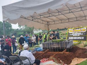 Jenazah Angela Korban Mutilasi Dimakamkan di TPU Kampung Kandang Jaksel
