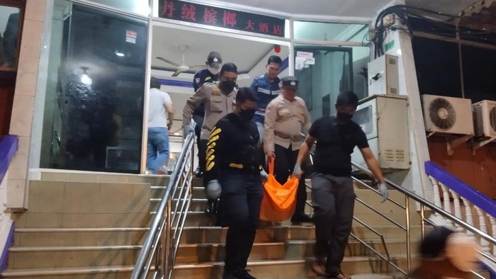 Jenazah pria yang tewas di hotel di Tanjungpinang dievakuasi. (Foto: Istimewa)