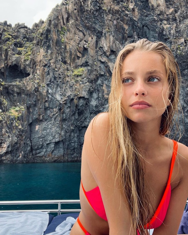 Magui sendiri lebih banyak membagikan potret glamor hingga penampilan seksinya di pantai dengan bikini. Foto: Instagram Joao Felix