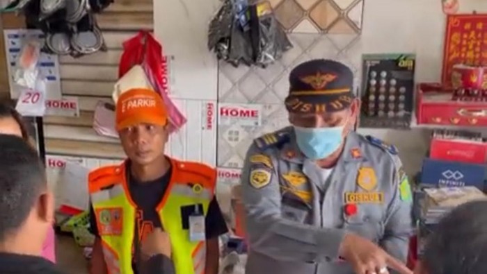 Jukir pemilik identitas minta maaf karena memberikan identitasnya pada orang lain hingga viral cekcok dengan warga. (Foto: Istimewa)