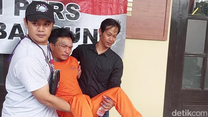 Kadal dibopong petugas dalam konferensi pers di Kota Bandung, Kamis (12/1/2023)