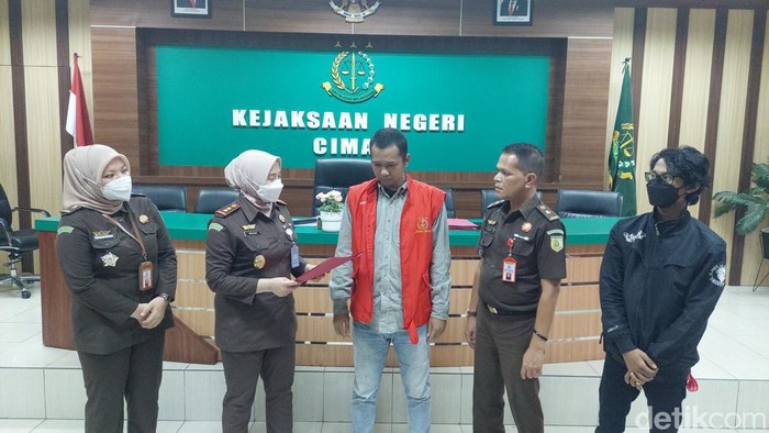 Kajari Cimahi Serahkan Surat Persetujuan Kajian Restorative Justice