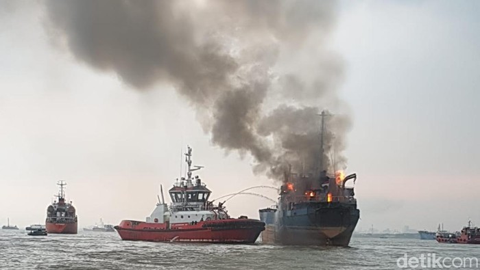 Kapal kargo terbakar di perairan Gresik