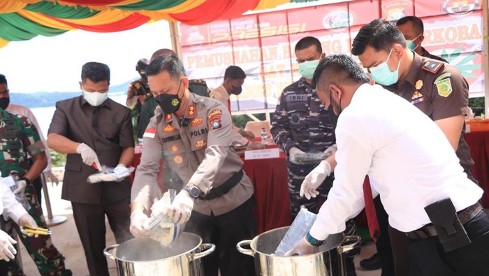 Kapolres Anambas AKBP Syafrudin Semidang Sakti dan tamu undangan  melakukan pemusnahan kokain tak bertuan, Kamis (12/1).(Foto: Dok Polres Anambas)