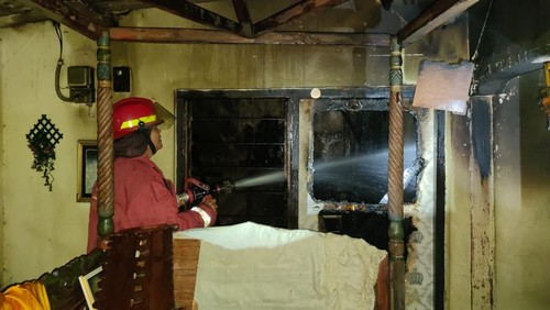 Petugas Damkartan memadamkan sisa-sisa api yang membakar rumah warga di Desa Purwakerti, Kecamatan Abang, Kabupaten Karangasem pada Kamis (12/1/2023).