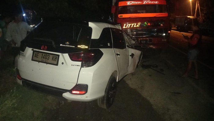 Kecelakaan maut terjadi di Jalan Ir Soekarno KM 6-7, Desa Kandangan, Kecamatan/Ngawi. Mobil Honda Mobilio bernopol AE 1403 KO menabrak pohon hingga 5 orang tewas.