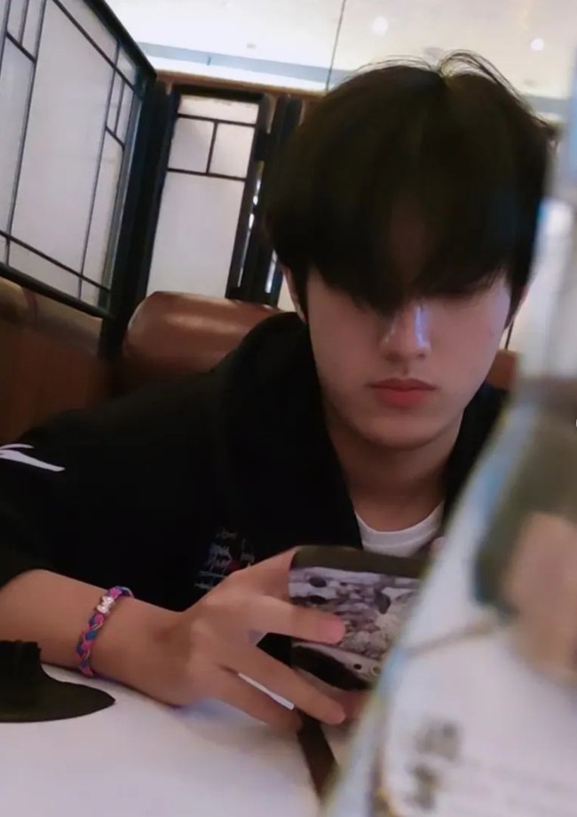 Sudah semakin besar, penampilan Ken Daisuke pun kerap mencuri atensi. Mewarisi darah keturunan Jepang dari ayahnya, Ken memiliki paras blasteran yang tampan. Foto: Instagram/@dellapuspita00