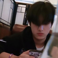 Sudah semakin besar, penampilan Ken Daisuke pun kerap mencuri atensi. Mewarisi darah keturunan Jepang dari ayahnya, Ken memiliki paras blasteran yang tampan. Foto: Instagram/@dellapuspita00