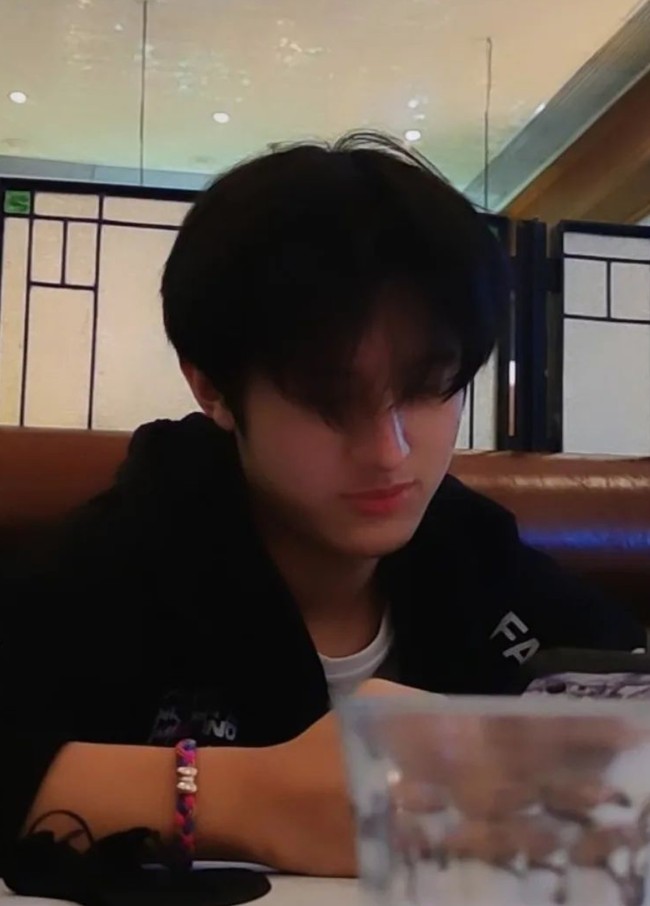 Melalui akun Instagram pribadinya, Della Puspita tampak beberapa kali membagikan foto sang anak. Tak sedikit netizen yang terlihat memuji paras tampan anak Della Saphira itu. Foto: Instagram/@dellapuspita00