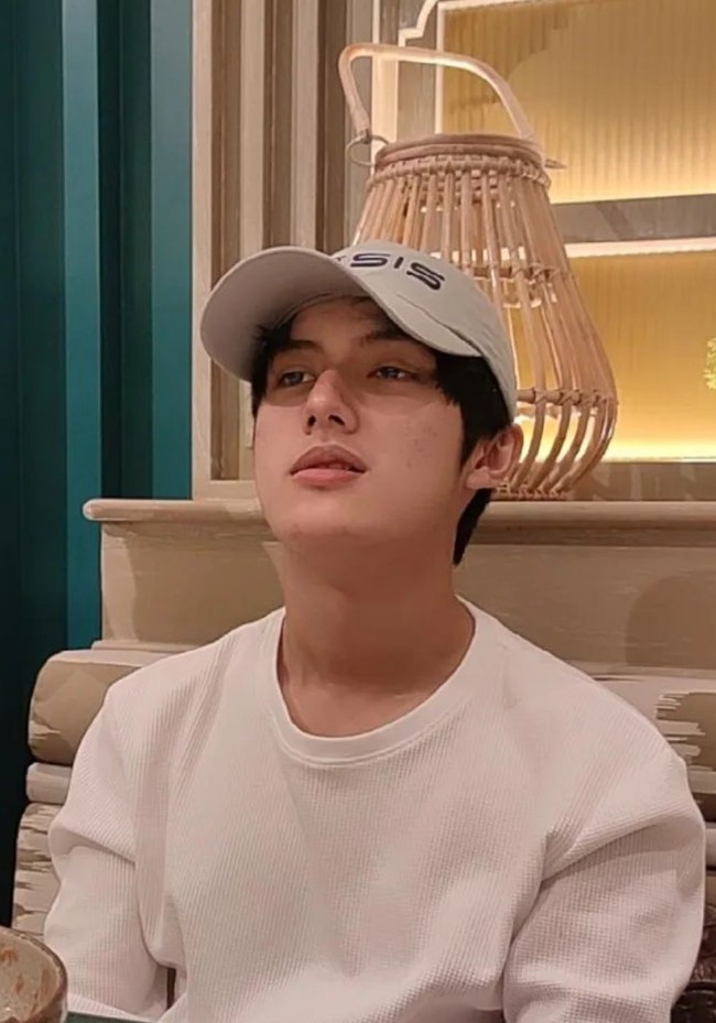 Memiliki hidung mancung dan paras seperti orang Jepang membuat Ken Daisuke memiliki paras khas yang sedap dipandang. Ditambah dengan senyuman di wajahnya, tak heran jika banyak netizen yang memuji paras tampan anak Della Puspita tersebut. Foto: Instagram/@dellapuspita00