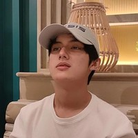 Memiliki hidung mancung dan paras seperti orang Jepang membuat Ken Daisuke memiliki paras khas yang sedap dipandang. Ditambah dengan senyuman di wajahnya, tak heran jika banyak netizen yang memuji paras tampan anak Della Puspita tersebut. Foto: Instagram/@dellapuspita00