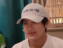 7 Potret Putra Della Puspita yang Jarang Tersorot, Tampan Blasteran Jepang