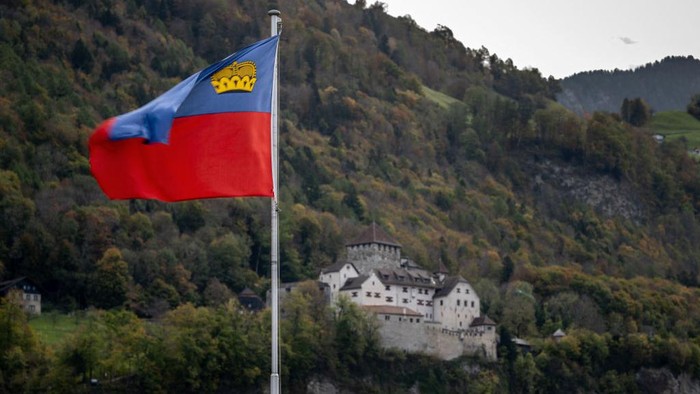 Kenalin Nih Liechtenstein, Negara Mungil yang Tak Punya Hutang Negara Liechtenstein, sebuah negara mungil yang berlokasi di tengah kawasan Eropa. Negara ini ditinggali banyak jutawan dan menjadi negara teraman di dunia.