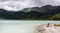 Telaga Bodas Garut adalah kawah yang terdapat di atas ketinggian 1512 mdpl di Gunung Talaga Bodas, yang menjadi salah satu gunung tertinggi di Garut.  
