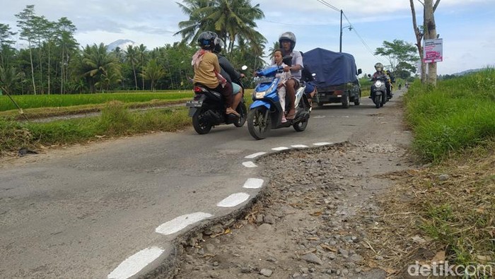 Kondisi jalan rusak di Desa Bondowoso, Mertoyudan, Magelang. Foto diambil Kamis (12/1/2023).