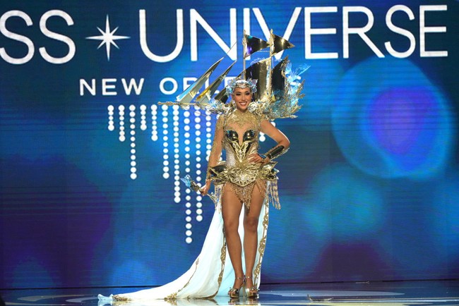 Kompetisi kostum nasional juga diadakan di preliminary competition. Di sinilah, momen Laksmi De Neefe Suardana menebar pesonanya dengan kostum bertema pinisi, kapal khas Indonesia yang dipopulerkan oleh suku Bugis. (Foto: Getty Images/Josh Brasted)