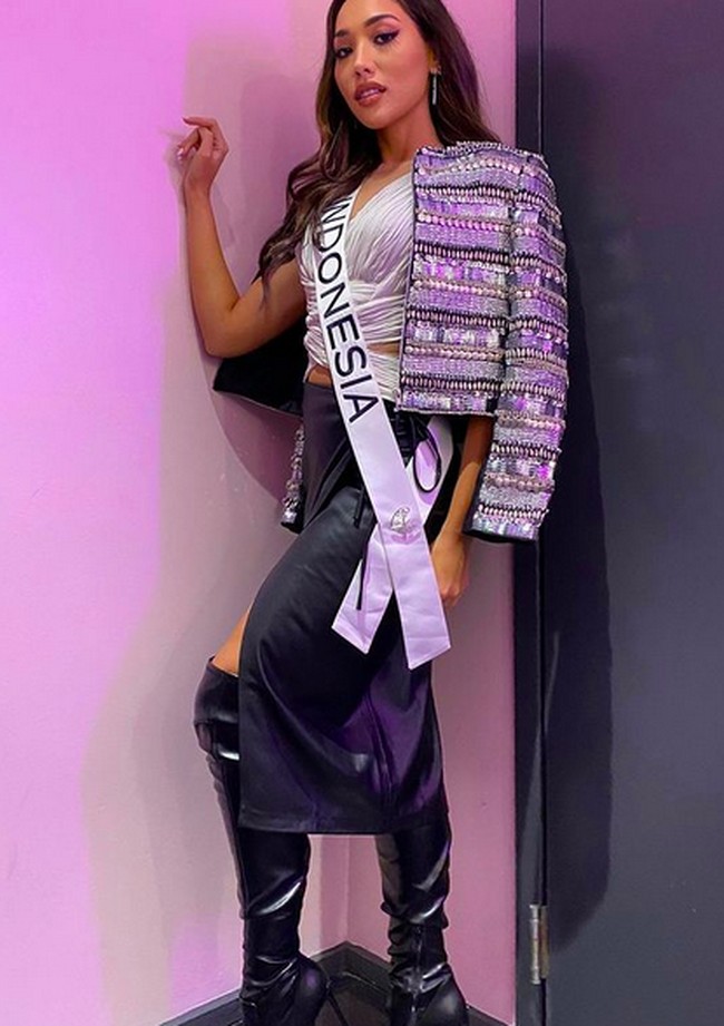 Perempuan blasteran Indonesia-Australia ini juga sempat bergaya dengan busana monokrom bergaya edgy yang lebih menonjolkan kesan kekinian. Rasa Indonesia tetap ada karena dirancang oleh dua desainer muda Tanah Air, yakni Yosafat Dwi Kurniawan dan Jeffry Tan. (Foto: Instagram/@laksmideneefe)