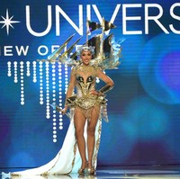 Kostum nasional Indonesia juga tak kalah mencuri perhatian. Laksmi tampak membawa miniatur kapal pinisi di punggungnya saat kompetisi kostum nasional Miss Universe 2022. Desainer kostum tersebut Ikie Morphacio dan Ayrin dari Morphacio Body Art pernah mengungkapkan bahwa busana nasional yang dipakai Laksmi De Neefe Suardana ini beratnya mencapai 8 kg. (Foto: Josh Brasted/Getty Images)