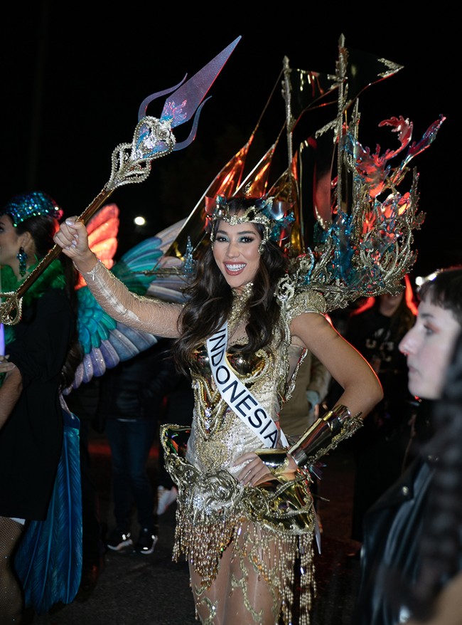 Laksmi tampak membawa miniatur kapal Pinisi di punggungnya saat kompetisi kostum nasional Miss Universe 2022. Desainer kostum tersebut Ikie Morphacio dan Ayrin dari Morphacio Body Art pernah mengungkapkan bahwa busana nasional yang dipakai Laksmi De Neefe Suardana ini beratnya mencapai 8 kg. (Foto: Kaitlyn Morris/Getty Images)