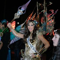 Laksmi tampak membawa miniatur kapal Pinisi di punggungnya saat kompetisi kostum nasional Miss Universe 2022. Desainer kostum tersebut Ikie Morphacio dan Ayrin dari Morphacio Body Art pernah mengungkapkan bahwa busana nasional yang dipakai Laksmi De Neefe Suardana ini beratnya mencapai 8 kg. (Foto: Kaitlyn Morris/Getty Images)