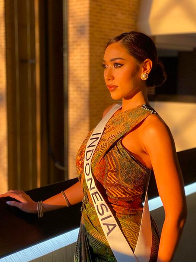 Di luar sesi penjurian, Laksmi tetap memastikan penampilannya maksimal dan tentu dengan sentuhan Indonesia sebagai ciri khasnya. Seperti di foto OOTD yang diunggah di Instagram-nya ini. Ia memakai sheath dress bermotif batik Sekar Jagad dari label Maison Met. (Foto: Instagram/@laksmideneefe)