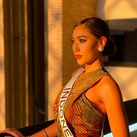 Di luar sesi penjurian, Laksmi tetap memastikan penampilannya maksimal dan tentu dengan sentuhan Indonesia sebagai ciri khasnya. Seperti di foto OOTD yang diunggah di Instagram-nya ini. Ia memakai sheath dress bermotif batik Sekar Jagad dari label Maison Met. (Foto: Instagram/@laksmideneefe)