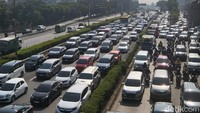 Petugas call center NTMC, Wiwi menyampaikan macet di Jagorawi imbas kendaraan yang ingin kelur Tol. Setelah lokasi kecelakaan lalu lintas ramai lancar. (Foto: Indah Mutiara/detikcom)