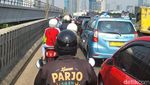 Potret Macet Parah dari Cawang hingga Kuningan Gegara Truk Kecelakaan
