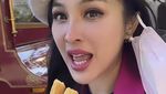 Liburan ke Jepang, Sandra Dewi Pamer Makan Es Krim hingga Ramen