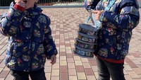 Tampak akur dan bahagia, kedua putranya diberi bekal berupa makanan ringan hingga permen untuk menemani mereka bermain di Disneyland. Foto: Instagram @sandradewi88