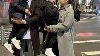 Dikenal sebagai selebriti yang memiliki rumah tangga harmonis. Kali ini Sandra Dewi mengunggah momen manis dirinya dan keluarga besarnya berlibur ke Jepang. Foto: Instagram @sandradewi88