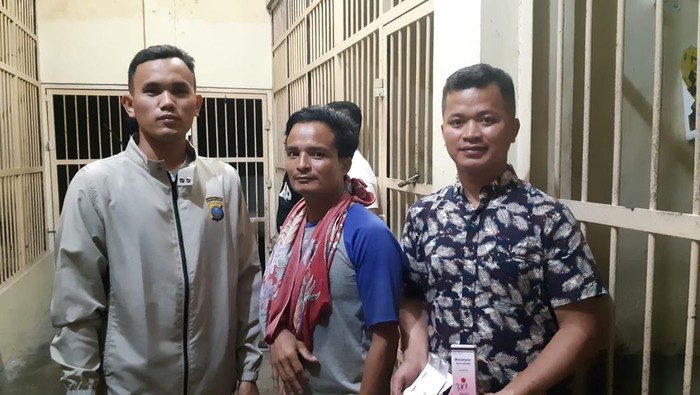 LO (tengah) pelaku penombakan terhadap lansia di Nias Selatan ditangkap. (Foto: Istimewa)