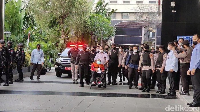 Lukas Enembe berkursi roda tiba di KPK