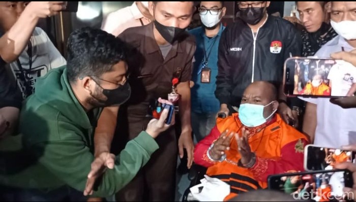 Lukas Enembe selesai diperiksa KPK, 12 Januari 2023, malam. (Yogi Ernes/detikcom)