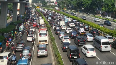Potret Macet Parah dari Cawang hingga Kuningan Gegara Truk Kecelakaan