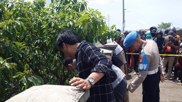Pria tewas tergantung di jembatan Tamalanrea, Makasar.