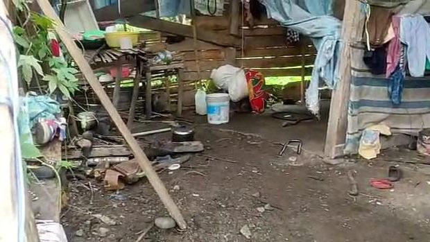 Wanita bernama Munang (50) di Kabupaten Mamuju, Sulawesi Barat (Sulbar) terpaksa tinggal di sebuah rumah reot bersama dua orang anaknya Adi (10) dan Jordi (12).