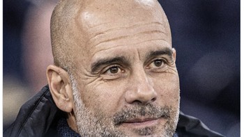 Menempatkan Kyle Walker jadi bek tengah jadi sindiran netizen. Foto: Twitter