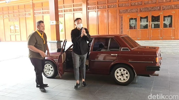 Mangkunegoro X kendarai Toyota Corolla DX peninggalan sang ayah saat ke Balai Kota Solo, Kamis (12/1/2023).
