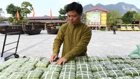 Dalam konsep tradisional orang Vietnam, proses pembuatan kue Chung memiliki kesempatan untuk kumpul dengan keluarga, karena untuk membuatnya membutuhkan banyak orang. Duduk di sekitar api saat membuat kue ini bersama anggota keluarga akan menambah kehangatan sambil bercerita keinginan di tahun yang akan datang.
