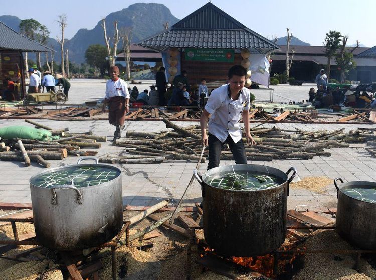 Melihat Pembuatan Banh Chung, Kue Tradisional Vietnam Saat Imlek