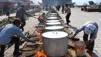 Setelah siap dibungkus, banh chung dimasak selama 10 jam.  